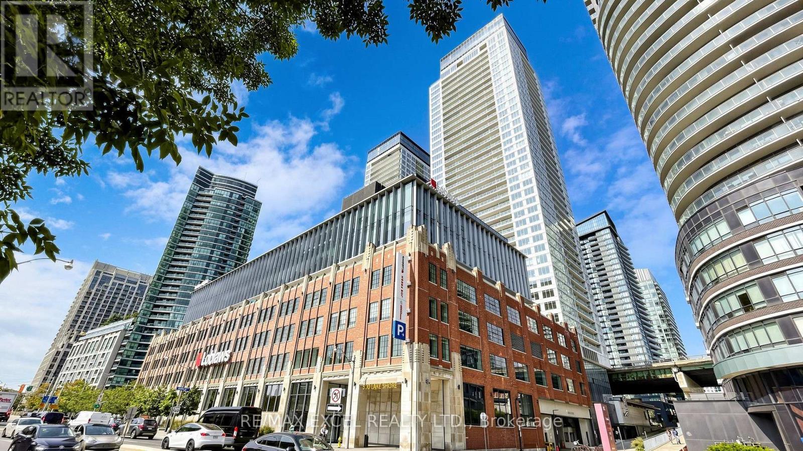 4002 17 Bathurst St Harbourfront condo
