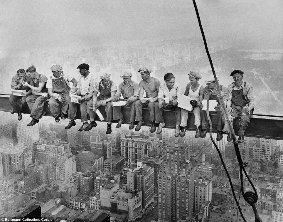 workers taking lunch on empire state bluildoing